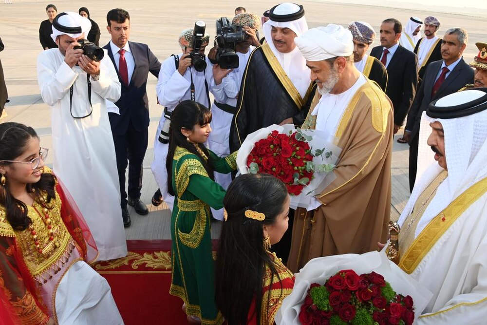 صور من مراسم استقبال جلالة السلطان في البحرين