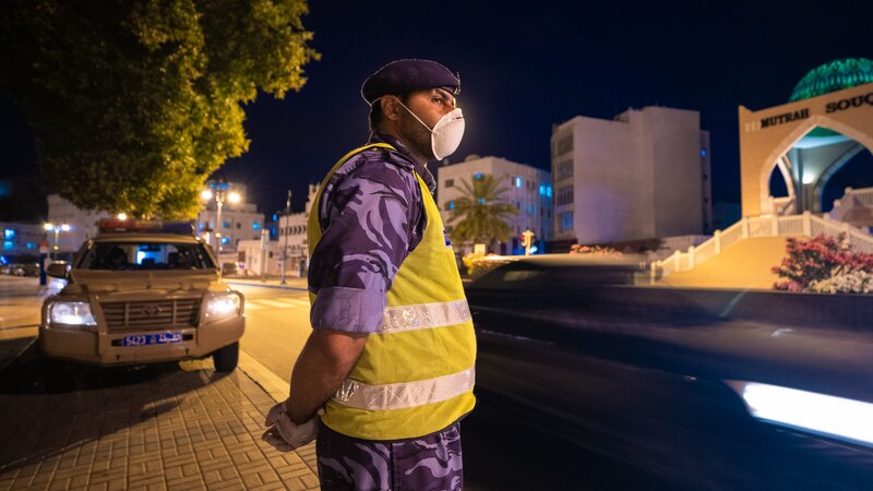 الشرطة تستوقف مخالفين لمنع الحركة