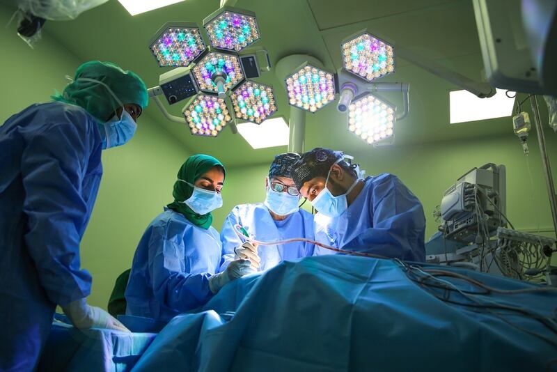 عمرها 14: فريق طبي عماني يُساعد مريضة تعاني من نقص في السمع