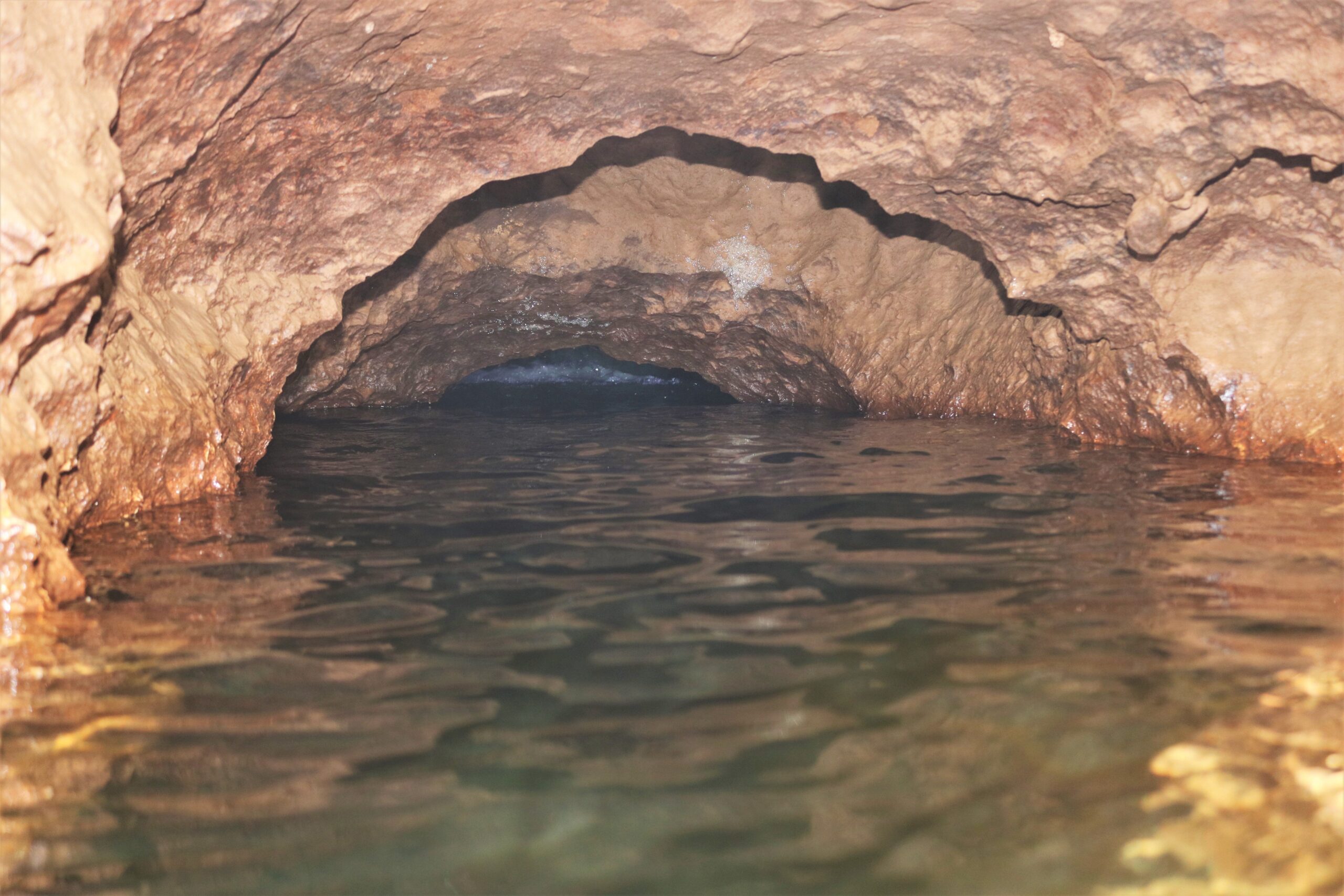 بالصور: فريق عماني يوثِّق كهفًا في جبل الكور