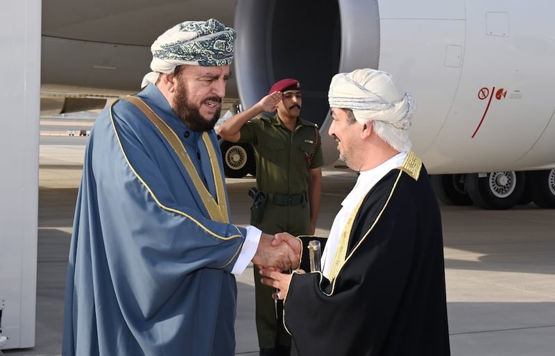 بالصور: سمو السيد أسعد بن طارق يعود إلى البلاد
