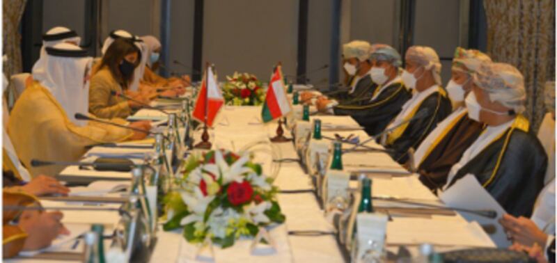 منها كرسي للسلطان قابوس ورسائل بين السلاطين والملوك: نماذج على العلاقات الوثيقة بين العمانيين والبحرينيين