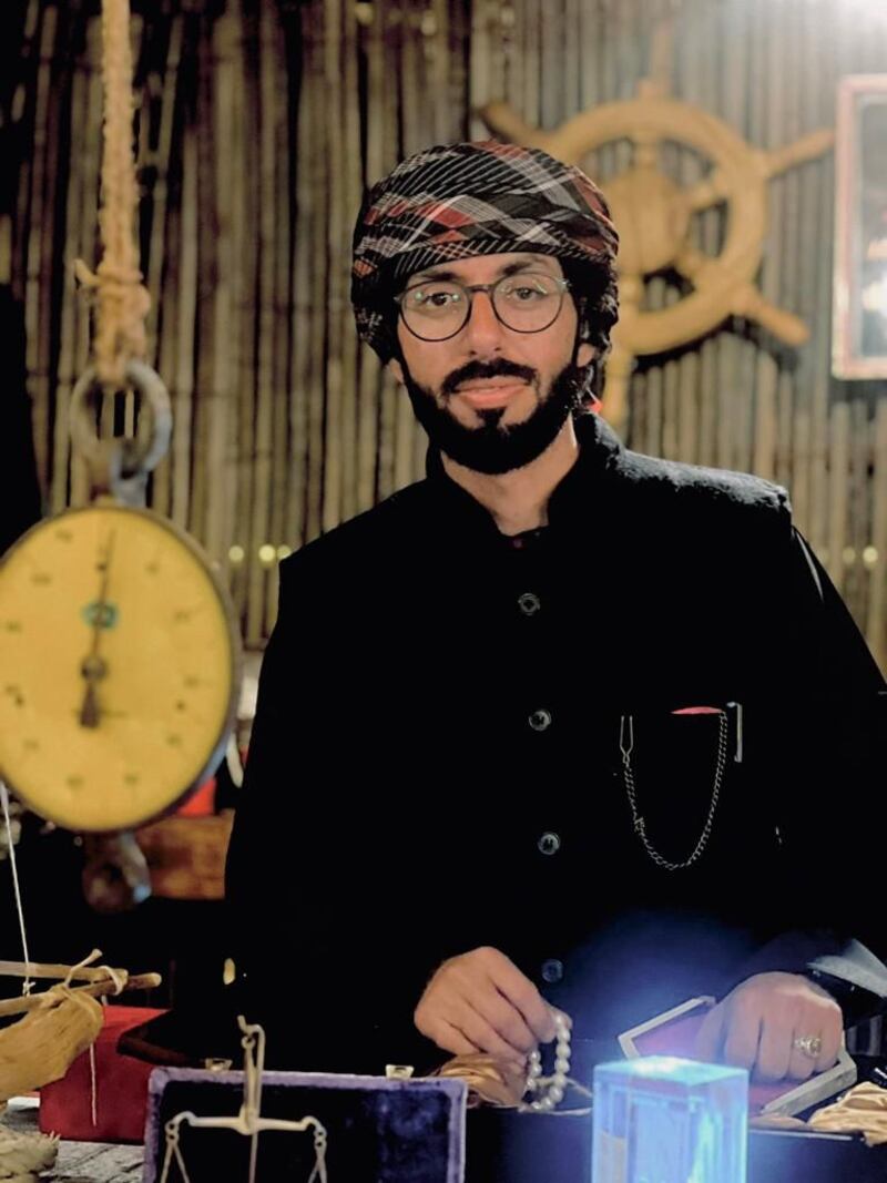 مقتنياته تُدهشك بندرتها: مواطن عُماني يحوّل منزلًا قديمًا إلى مُتحف ينتظر زيارتك