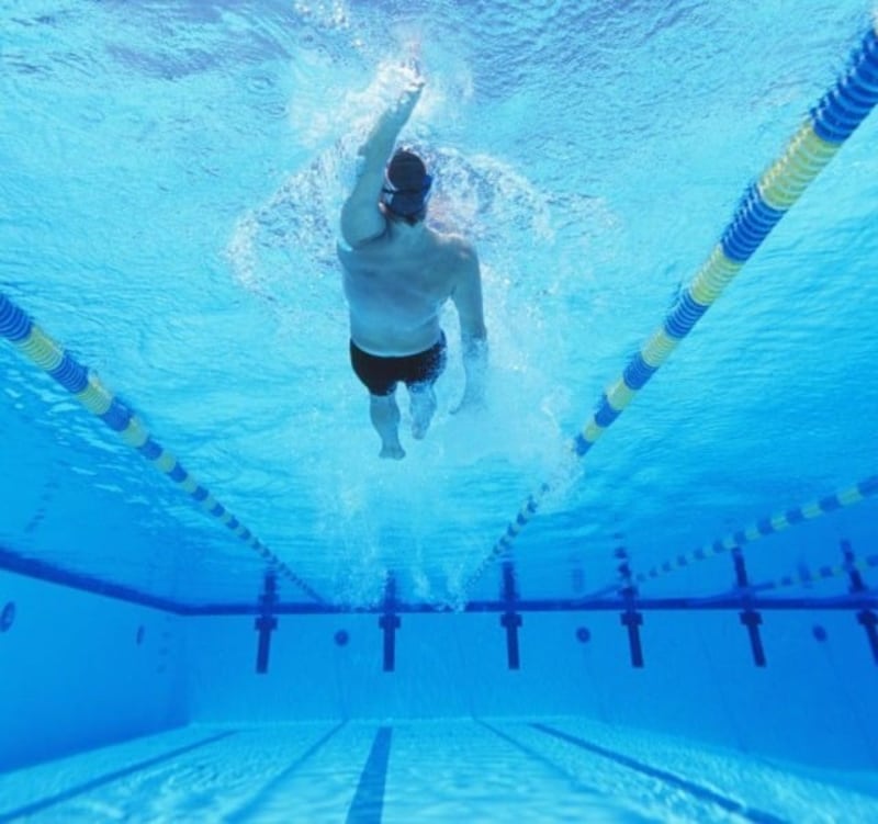 خبير عماني يُعطيك دروسًا في كيفية الطريقة الصحيحة للسباحة والاستمتاع بها