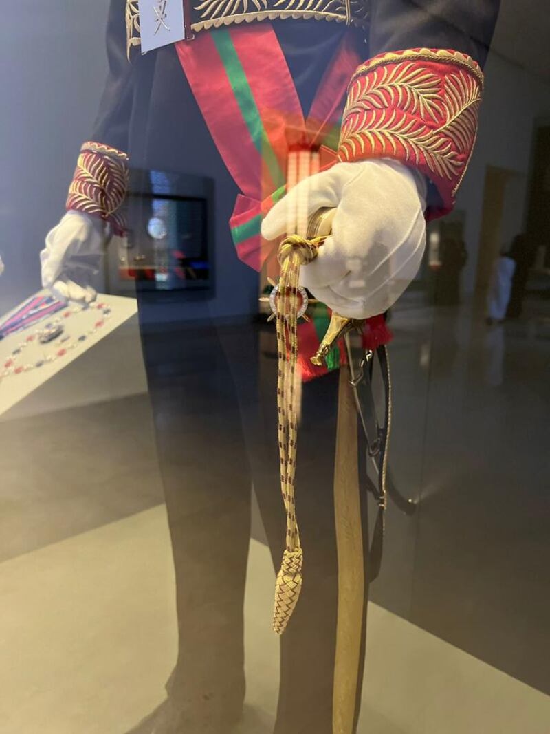 تعرف على بدلة السلطان قابوس التي تُعدّ أرفع أنواع البدلات العسكرية