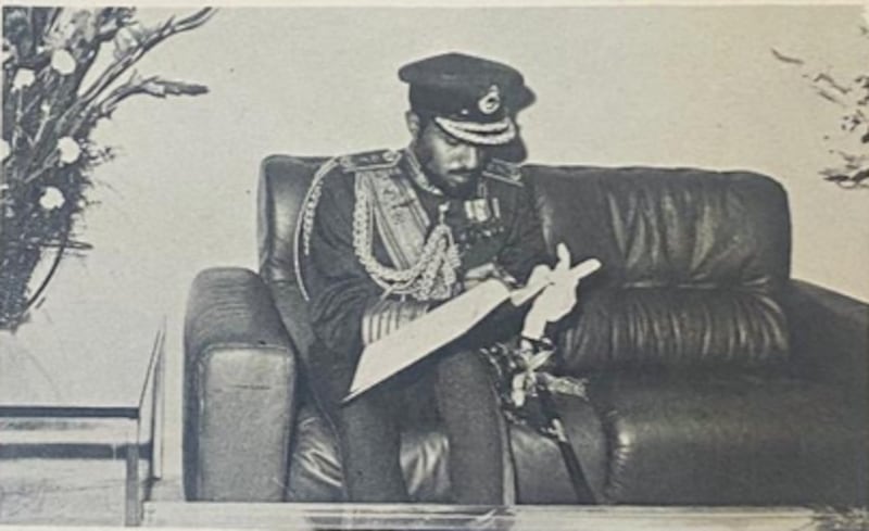 جلالة السلطان يسجل كلمة في لوحة الشرف