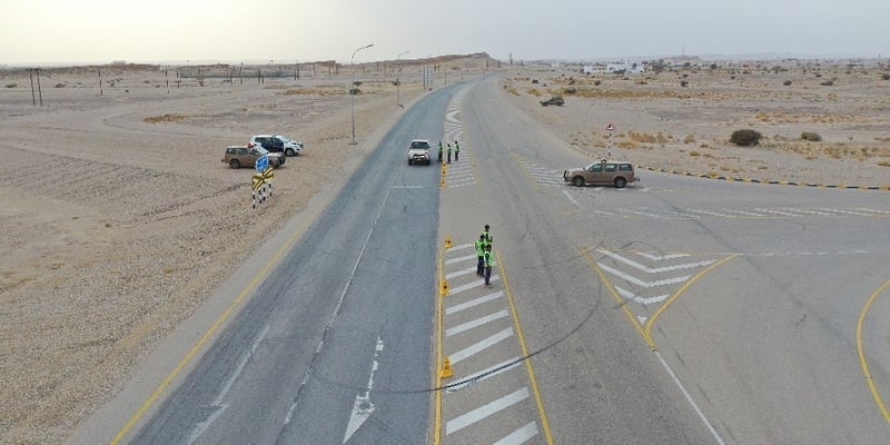 نقاط ودوريات شرطة عمان السلطانية تنتشر على طريق المؤدي إلى ظفار