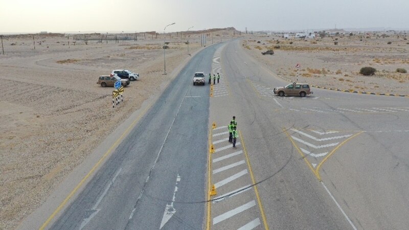 نقاط ودوريات شرطة عمان السلطانية تنتشر على طريق المؤدي إلى ظفار