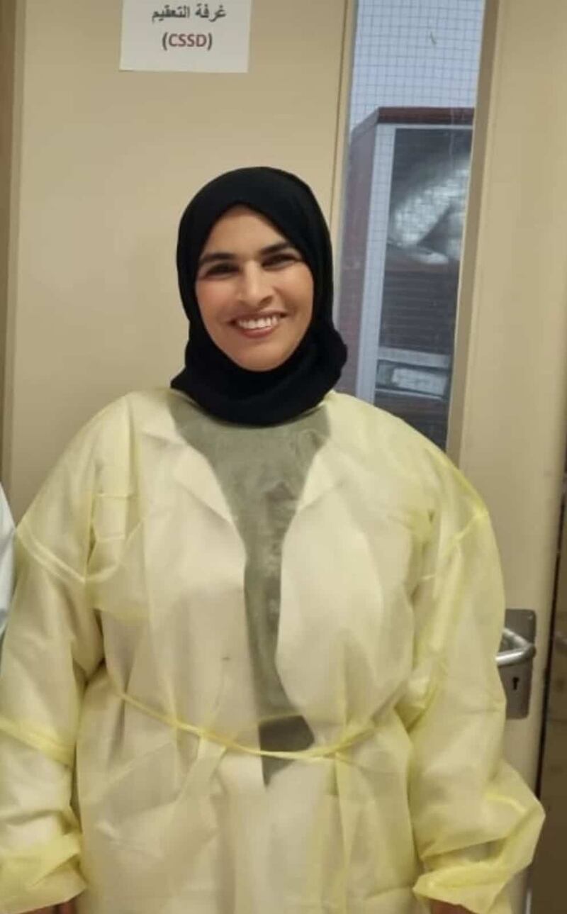 كفاح امرأة عُمانية: المضمّدة التي طوّرت نفسها لتحصل على البورد الأمريكي في التعقيم