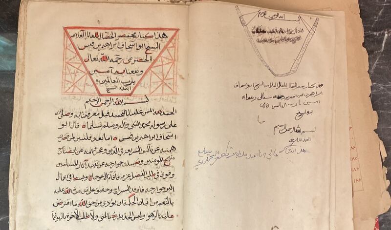 مواطن يمتلك مقتنيات ومخطوطات تراثية تعود لعصور وقرون مختلفة