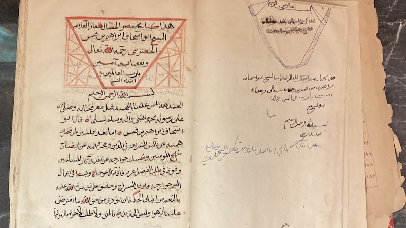 مواطن يمتلك مقتنيات ومخطوطات تراثية تعود لعصور وقرون مختلفة