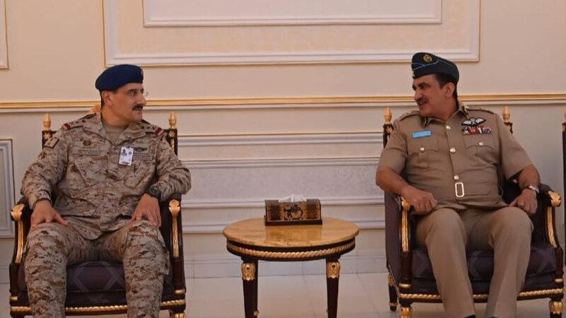 مسؤول عسكري سعودي يصل سلطنة عُمان