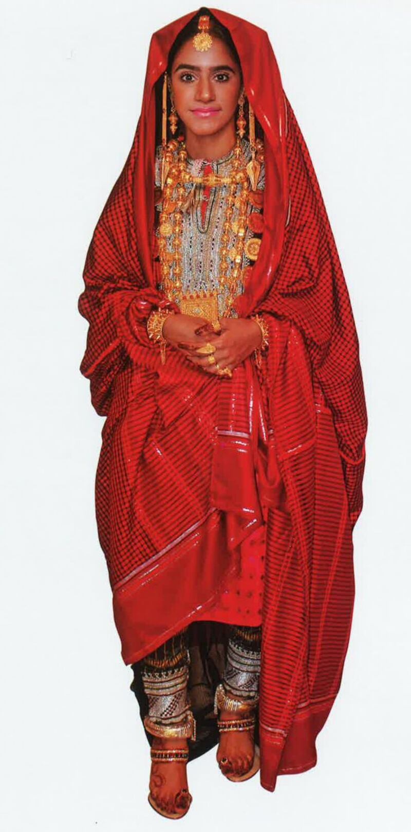 بالصور: تنوع زاهٍ بين أنماط الزي النسائي للمرأة العمانية