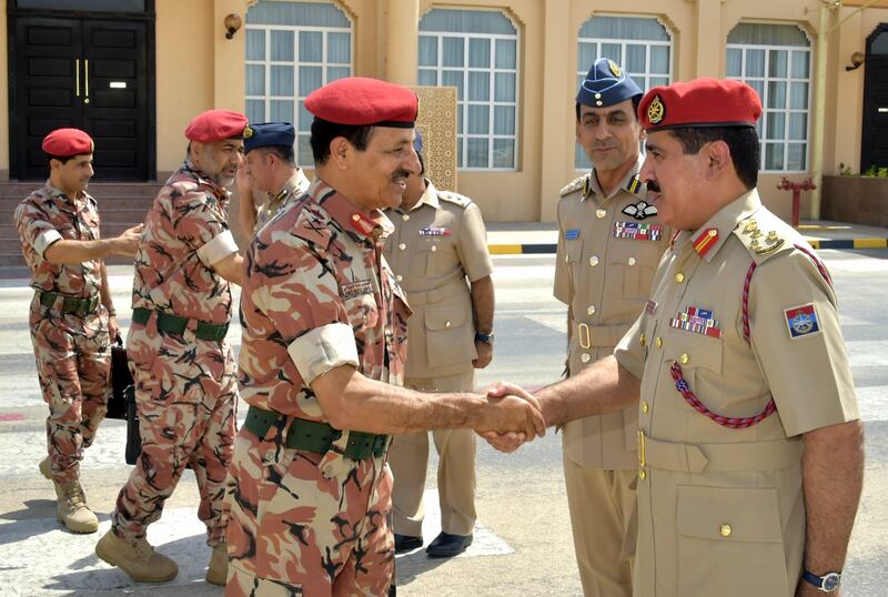 مسؤول عسكري عماني يتوجه إلى الكويت