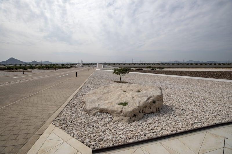 ما قصة الصخرة المعروضة في حديقة متحف عمان عبر الزمان؟