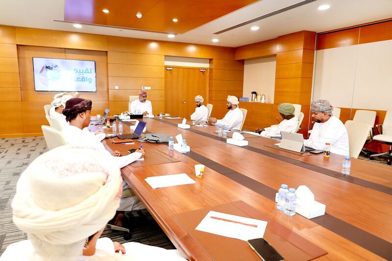 موظفون من شركة ظفار للخدمات المدمجة يتدربون على مهارات التعامل مع وسائل الإعلام