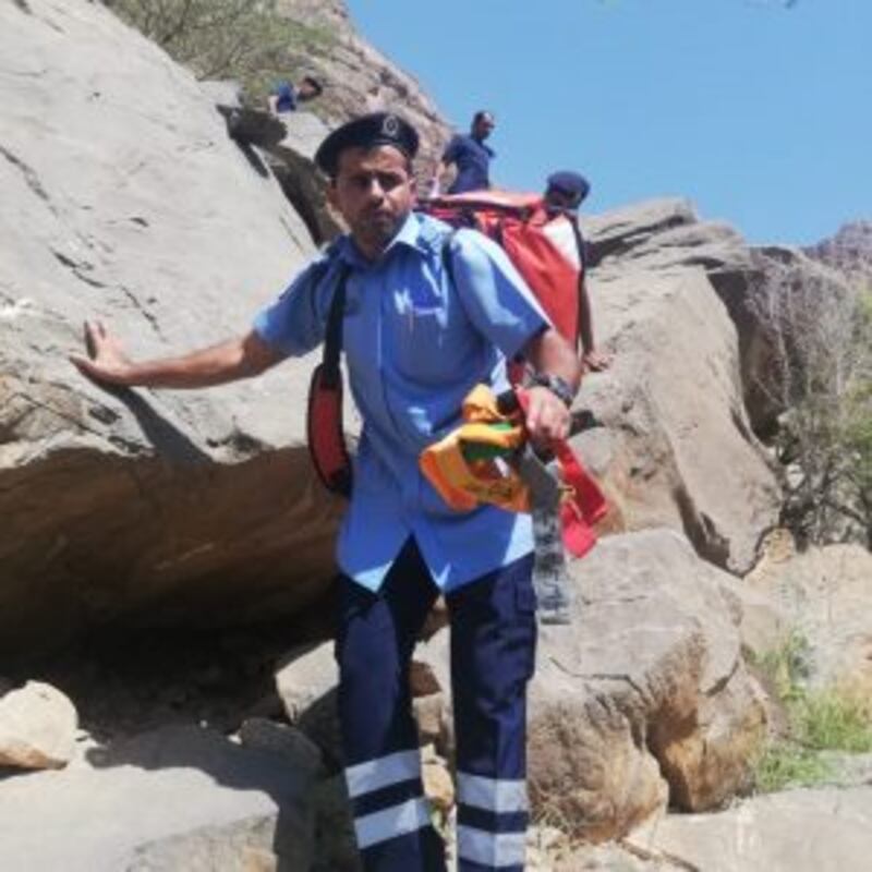 مساعدة شخص علق في قمة جبل