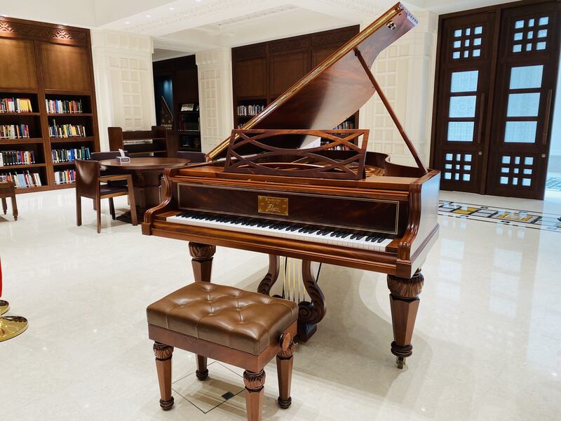 من مقتنيات السلطان قابوس بن سعيد: صور ومعلومات عن بيانو في دار الأوبرا السلطانية