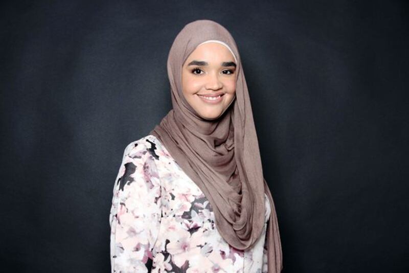 السيدة ميه آل سعيد لـ”أثير”: فخورة بما أنجزته المرأة العمانية..وهدفي عكس طابع المرأة المحجبة