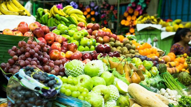 الفواكه والخضروات متوفرة..وإجراءات تنظيمية لعمل السوق المركزي