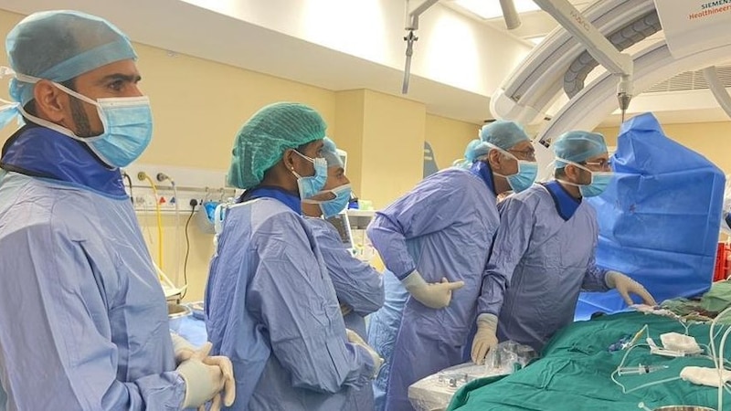 إجراء عملية حرجة لطفلة في صحار