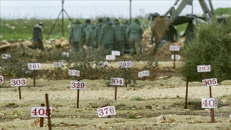 ترامب يهدد حماس ويغض الطرف عن “مقابر الأرقام” التي أنشأها الاحتلال الإسرائيلي 
