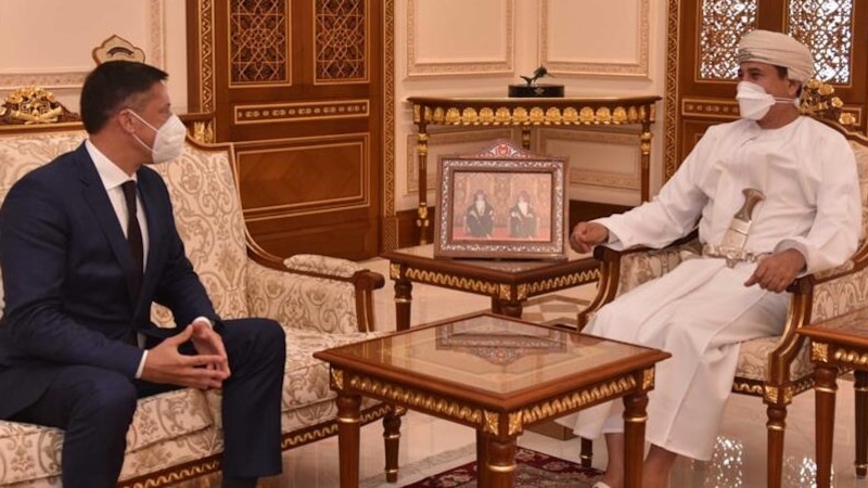 وزير المكتب السلطاني يستقبل السفير السويسري