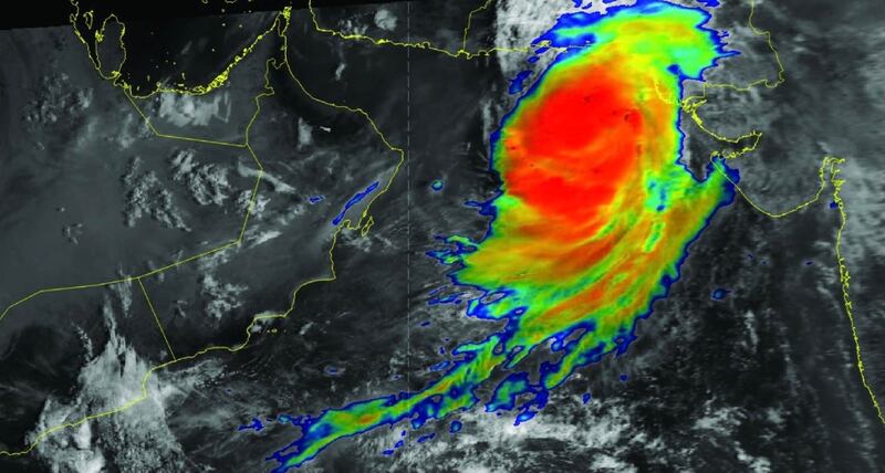 تأثيرات مباشرة لـ “شاهين”: أمطار رعدية غزيرة تؤدي لفيضانات في الأودية