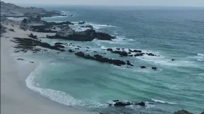 غرق سفينة تحمل مشتقات نفطية، وطمأنة حول التسرّب