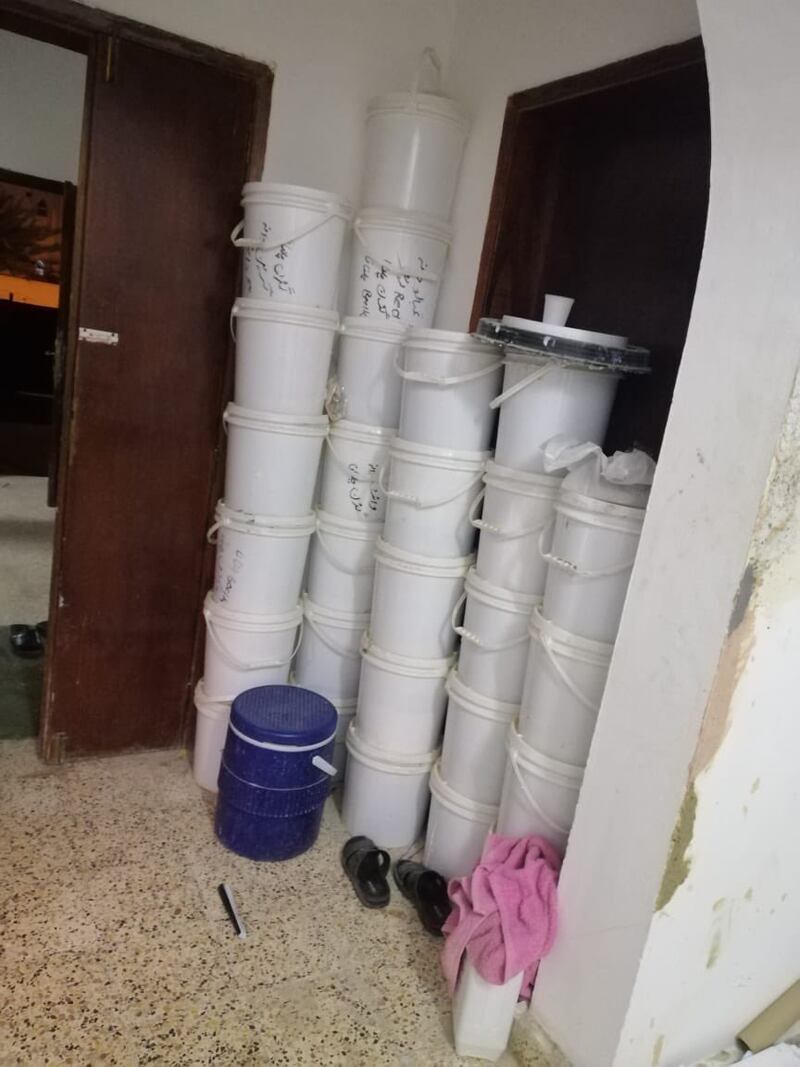 بالصور: بلدية مسقط تداهم منزلًا