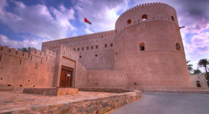 كيف أثّر تطور التسليح الحربي على عمارة الأبنية الدفاعية في السلطنة