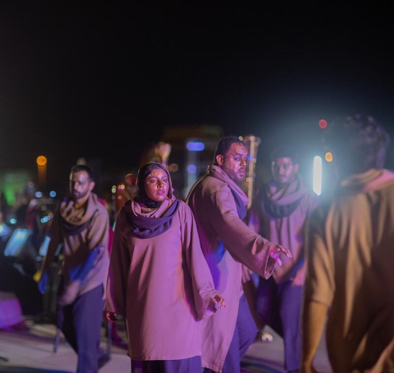 بالصور:،”هواة الخشبة” تقدّم عرضا مسرحيا بمشاركة أوركسترا مسقط السلطانية وفريق الإنشاد الأوبرالي