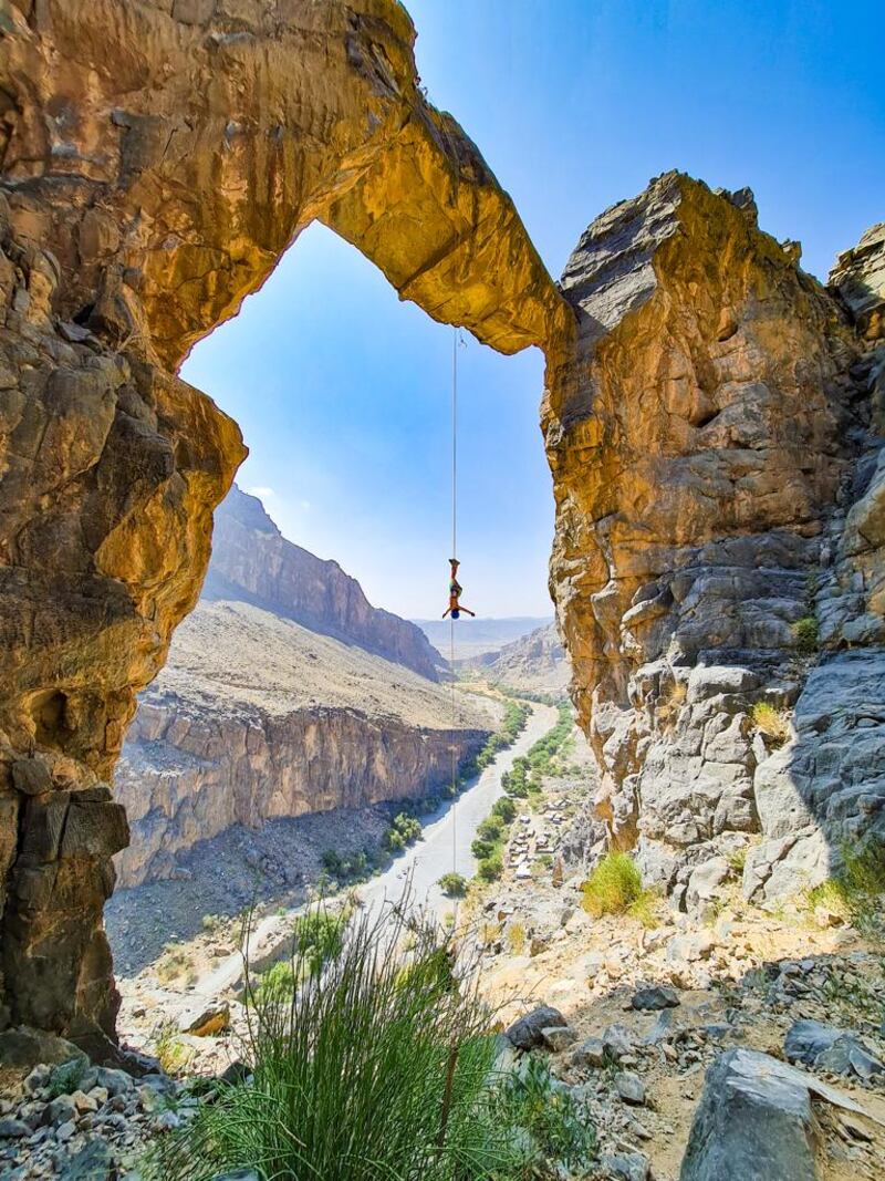 مقيمة تجوب الأماكن السياحية وتُعرّف الآخرين بجمال الطبيعة العمانية عبر حساباتها