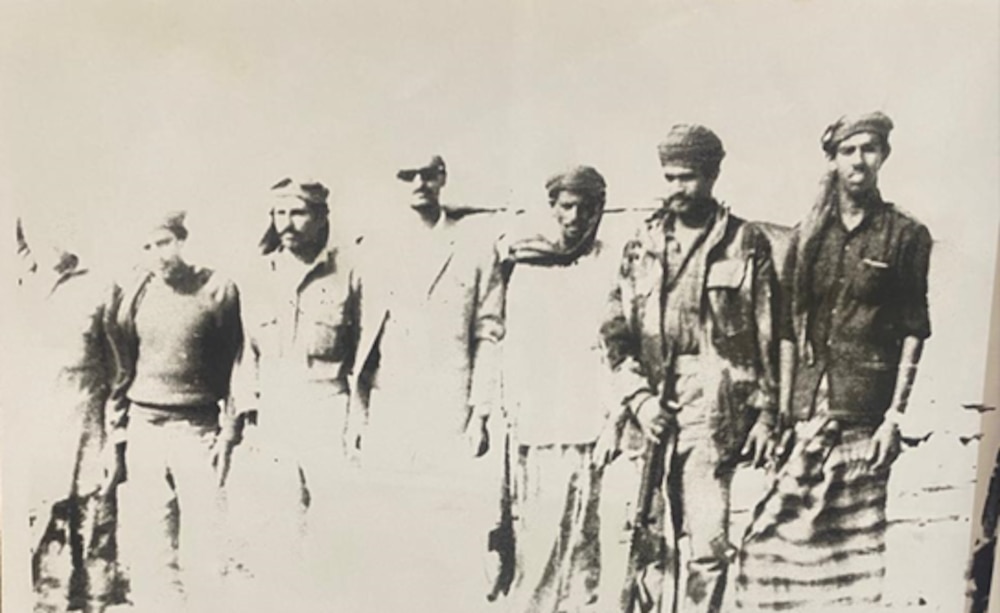 الشيخ سعيد يتوسط فصيلا من فرقة طارق بن زياد عام 1973