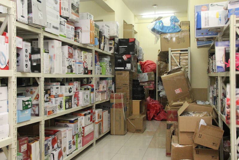 الشركات الأم كشفت حقيقته: موقع إلكتروني يبيع منتجات مقلدة في السلطنة