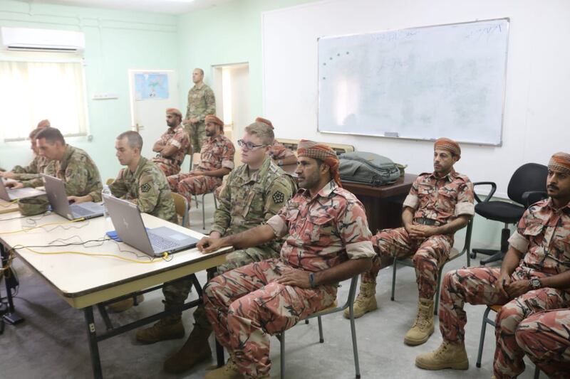 الجيش السلطاني ينفذ تمرينًا عسكريًا مع وحدات من الجيش الأمريكي