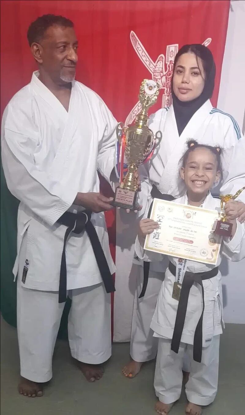 الطفلة سميرة: بطلة عمانية جديدة في رياضة الكاراتيه