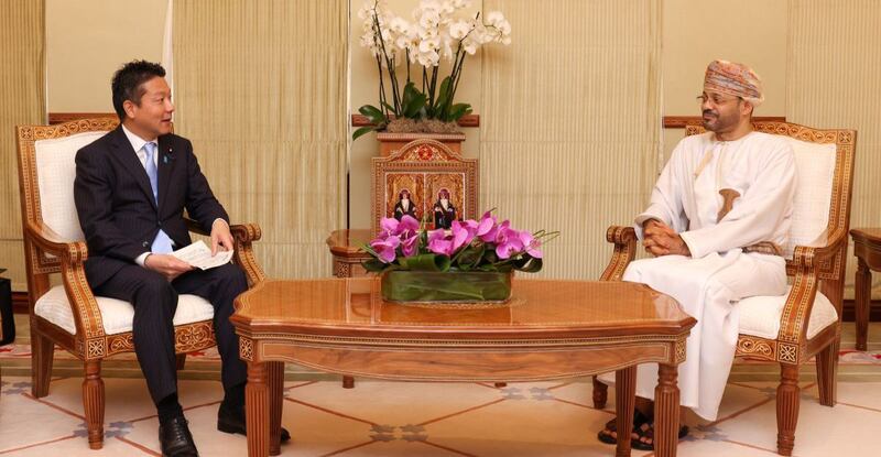 وزير الخارجية يستقبل مسؤولًا يابانيًا