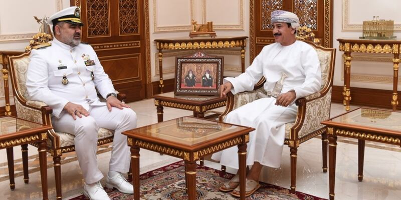 وزير المكتب السُّلطاني يستقبل مسؤولا عسكريا إيرانيا