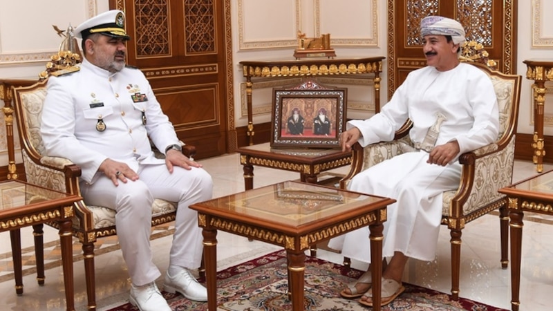 وزير المكتب السُّلطاني يستقبل مسؤولا عسكريا إيرانيا