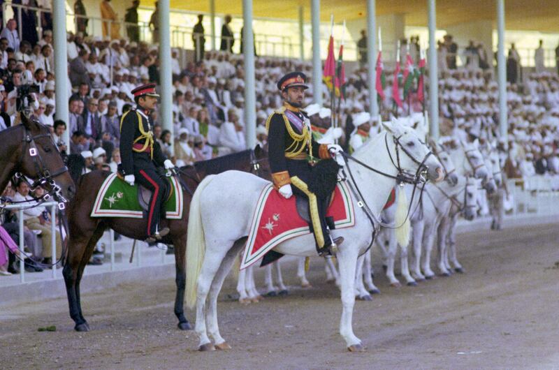 تعرف على بدلة السلطان قابوس التي تُعدّ أرفع أنواع البدلات العسكرية