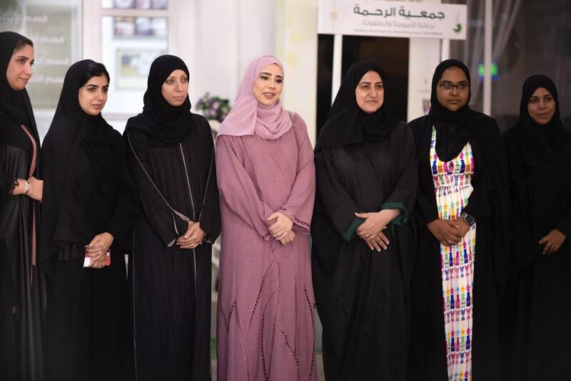 بالصور: سمو السيدة ميان آل سعيد تزور جمعية الرحمة وتدعم حملة “ريالكم مليون”