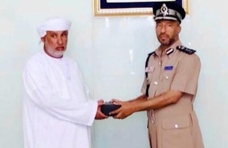 الشرطة تكرِّم مواطنًا لتعاونه معها