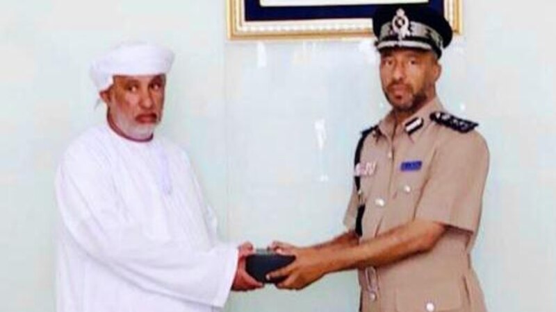الشرطة تكرِّم مواطنًا لتعاونه معها
