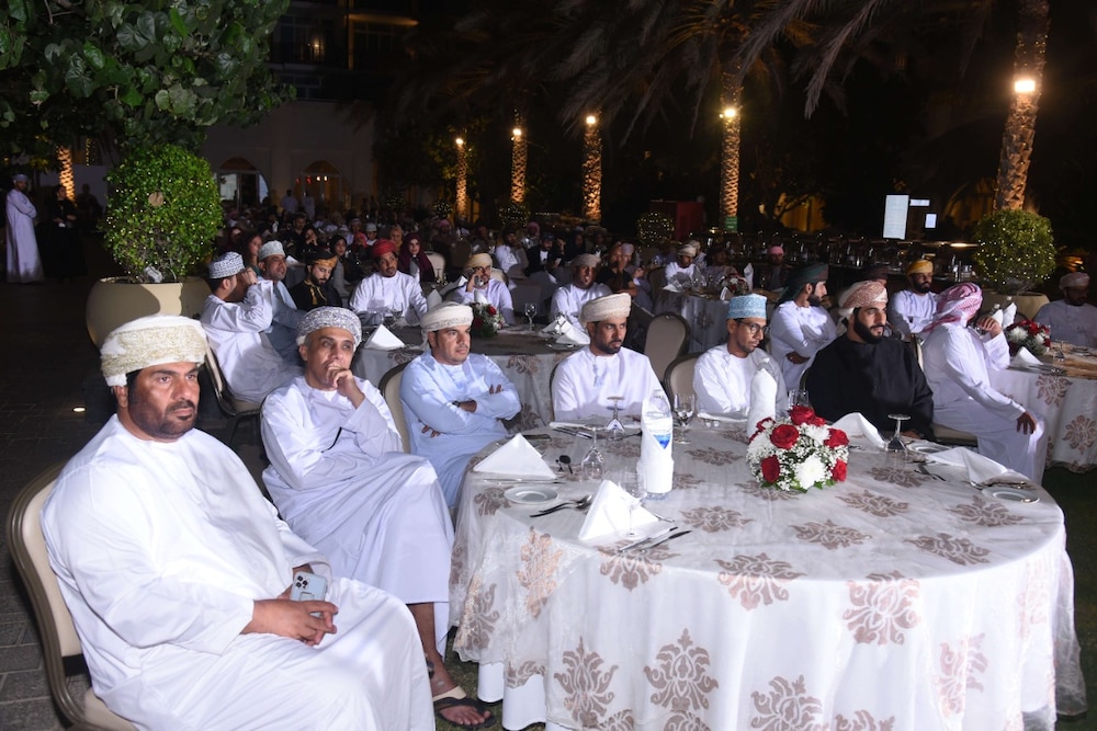 بنك مسقط يلتقي بزبائنه في ولاية الدقم للتعريف بالمزايا والعروض الحصرية