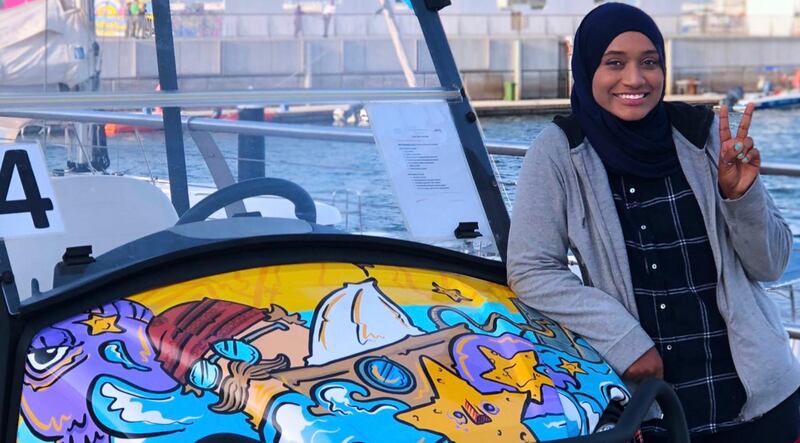 ممرضة عُمانية: شركات تطلب “شخابيطها” ومشروع في السلطنة يضعها في حافلاته