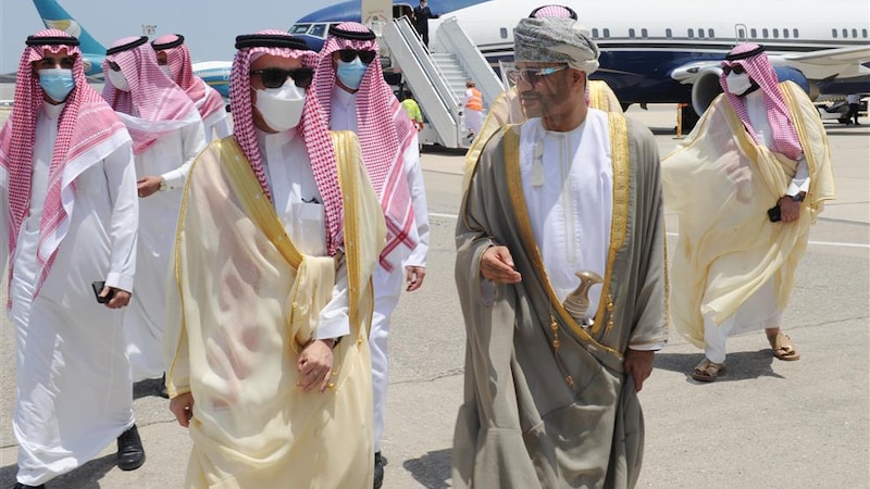 وزير الخارجية السعودي يصل السلطنة