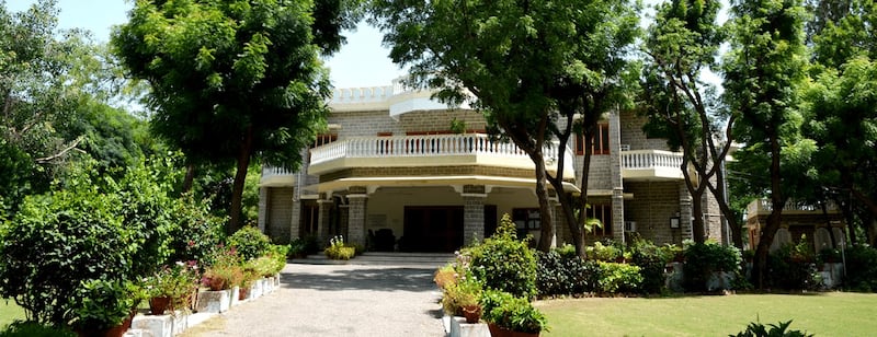 ماذا تعرف عن الكلية التي درس فيها السلطان سعيد بن تيمور والسيد فهر؟