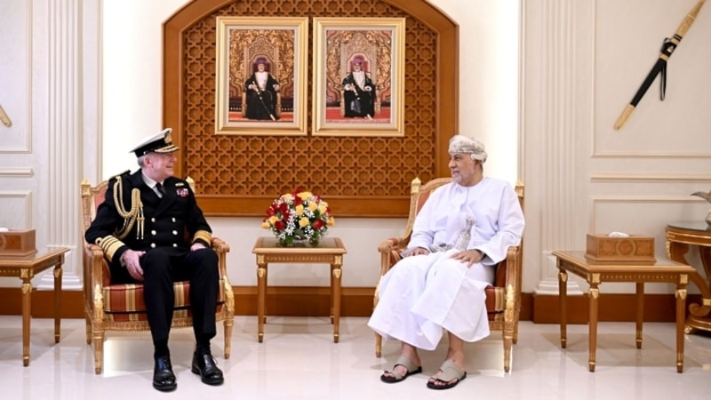 سمو السيد شهاب يستقبل مسؤولا بريطانيا