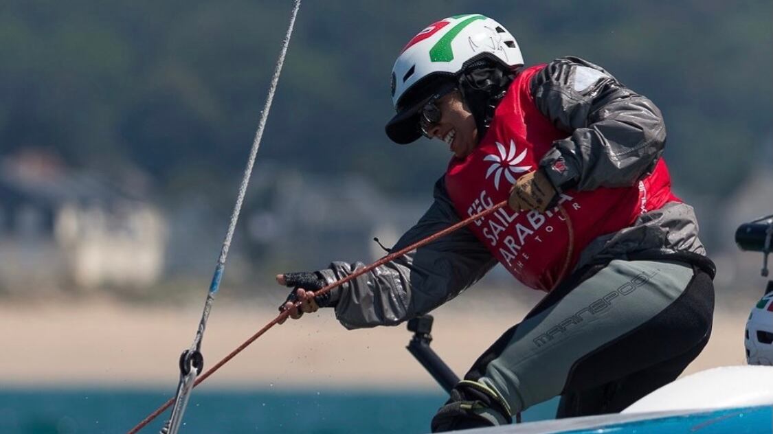 عمانية تهوى الأشرعة وتفخر بتمثيل السلطنة في المحافل الدولية